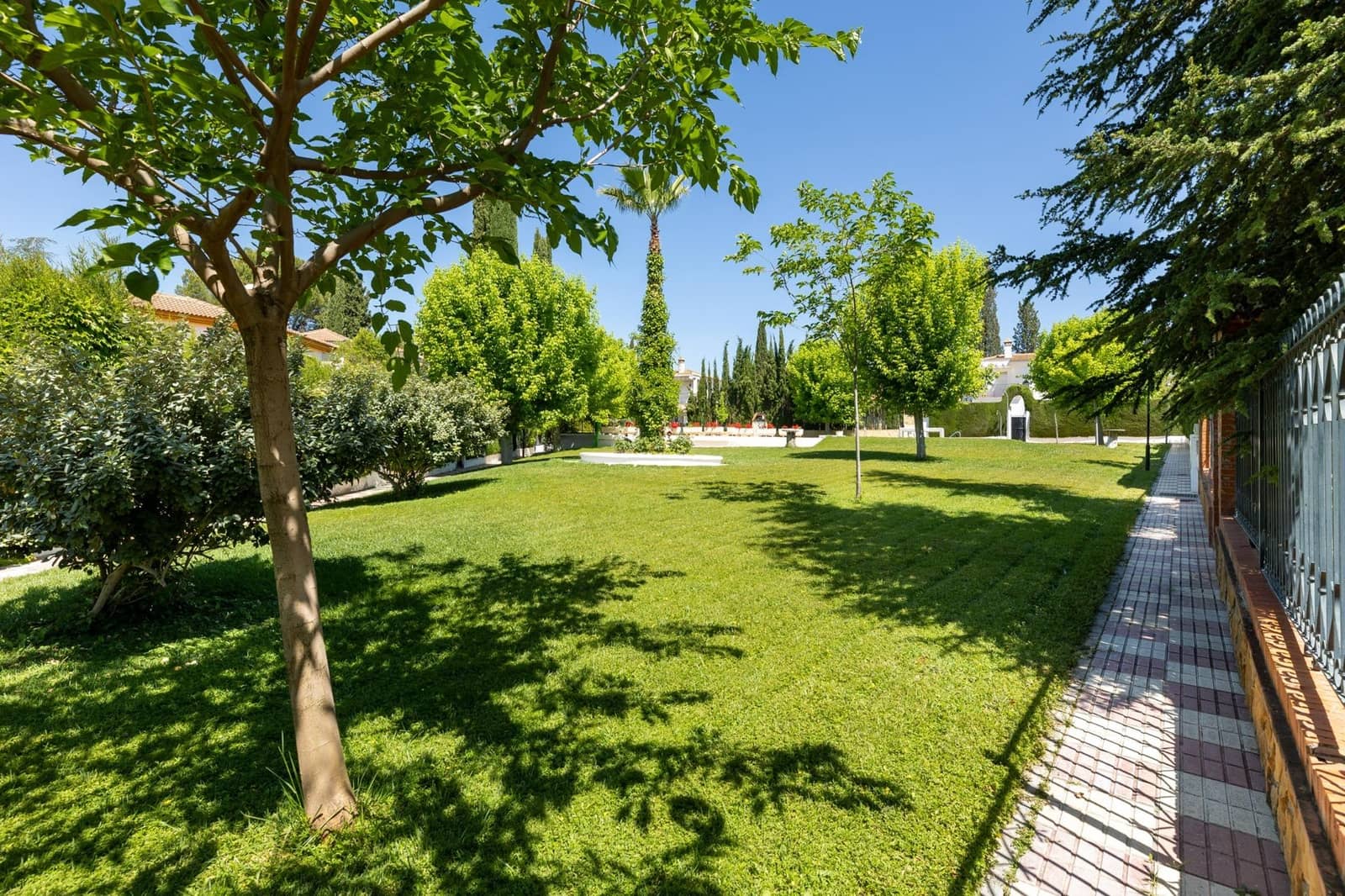 4 bedroom Villa for sale in Albolote with pool garage - € 420,000 (Ref: 9677006)