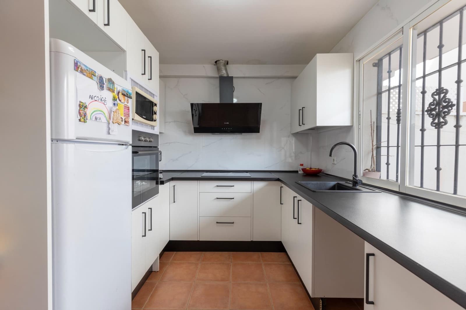 4 bedroom Villa for sale in Churriana de la Vega with garage - € 269,000 (Ref: 9690325)