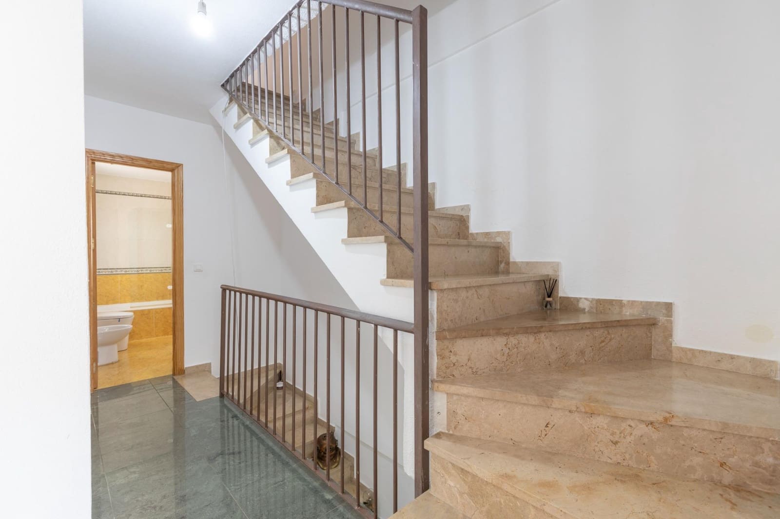 4 bedroom Villa for sale in Churriana de la Vega with garage - € 269,000 (Ref: 9690325)