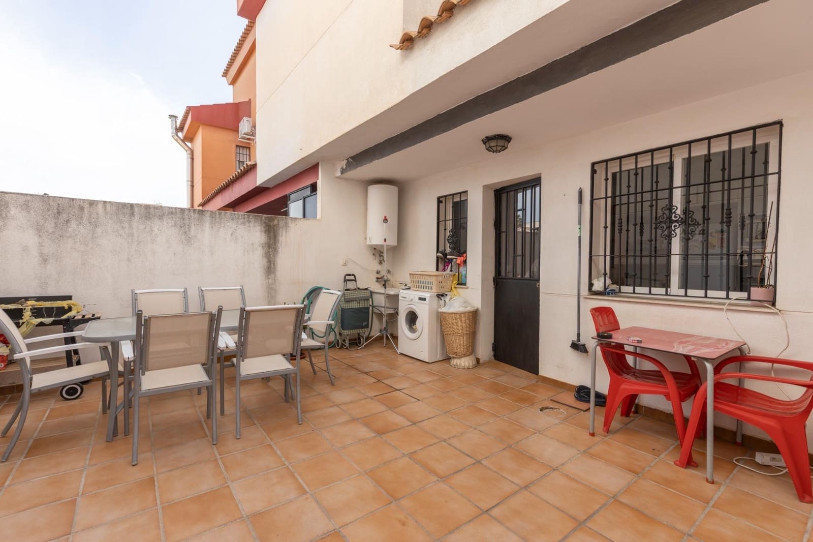4 bedroom Villa for sale in Churriana de la Vega with garage - € 269,000 (Ref: 9690325)