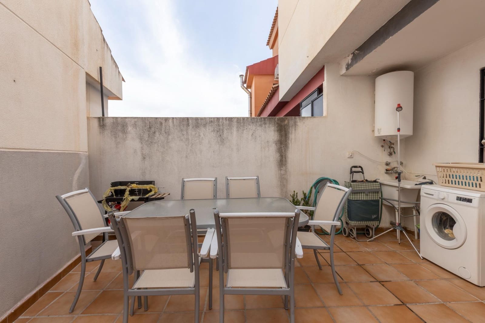 4 bedroom Villa for sale in Churriana de la Vega with garage - € 269,000 (Ref: 9690325)