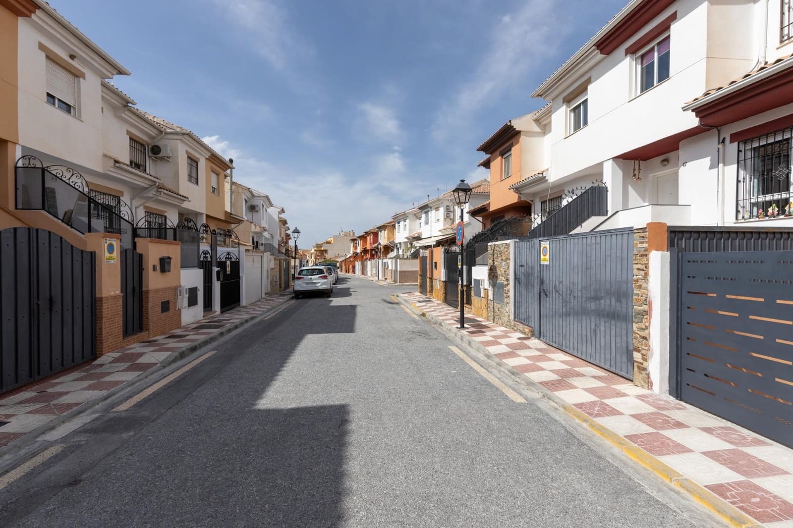 4 bedroom Villa for sale in Churriana de la Vega with garage - € 269,000 (Ref: 9690325)