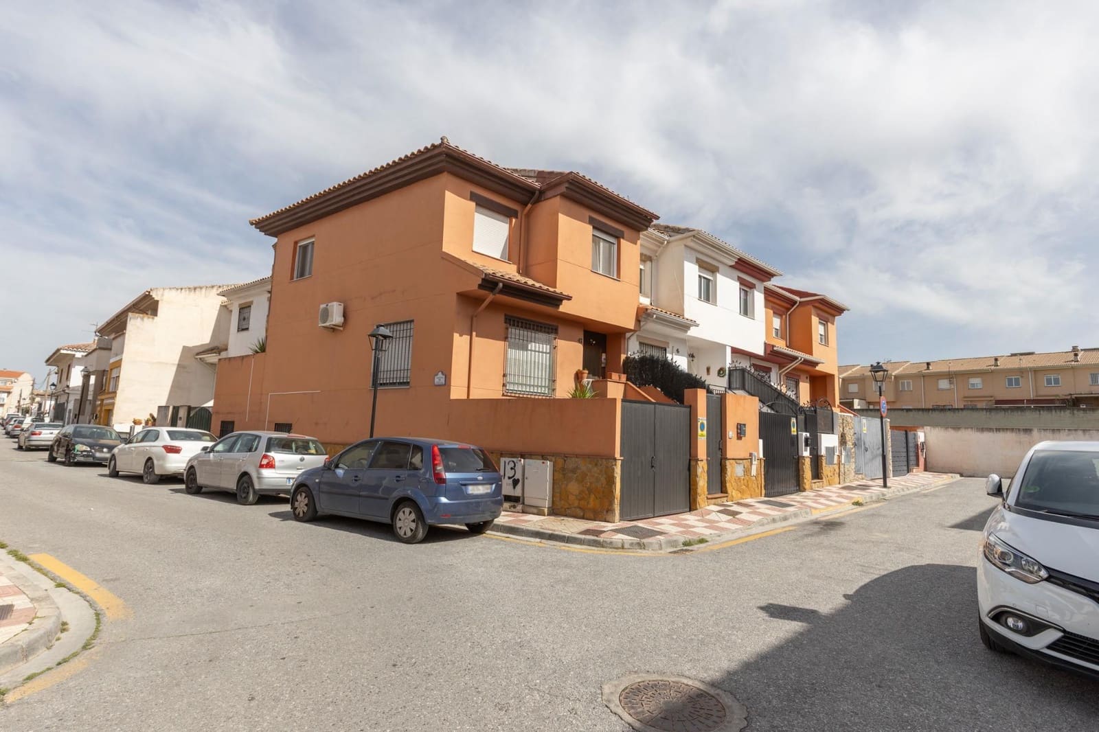 4 bedroom Villa for sale in Churriana de la Vega with garage - € 269,000 (Ref: 9690325)