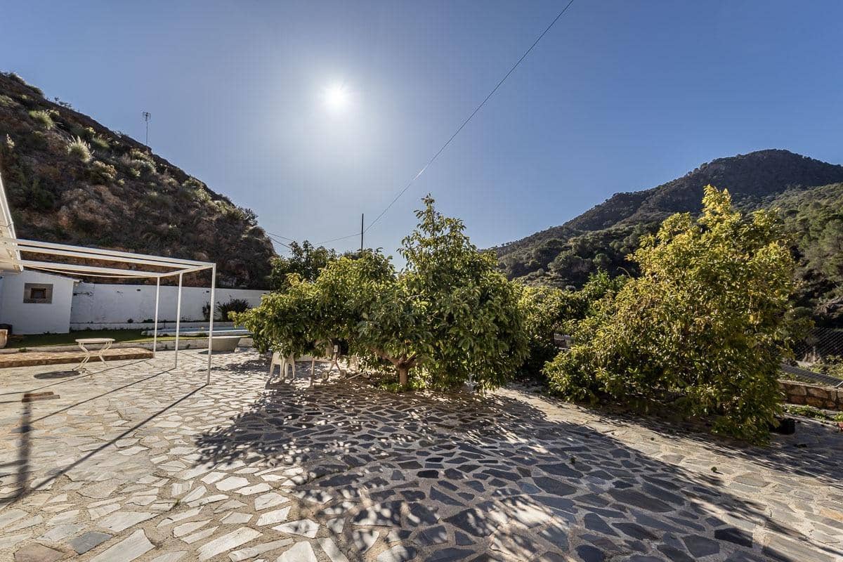 4 bedroom Finca/Country House for sale in Los Guajares with pool - € 299,900 (Ref: 9698129)