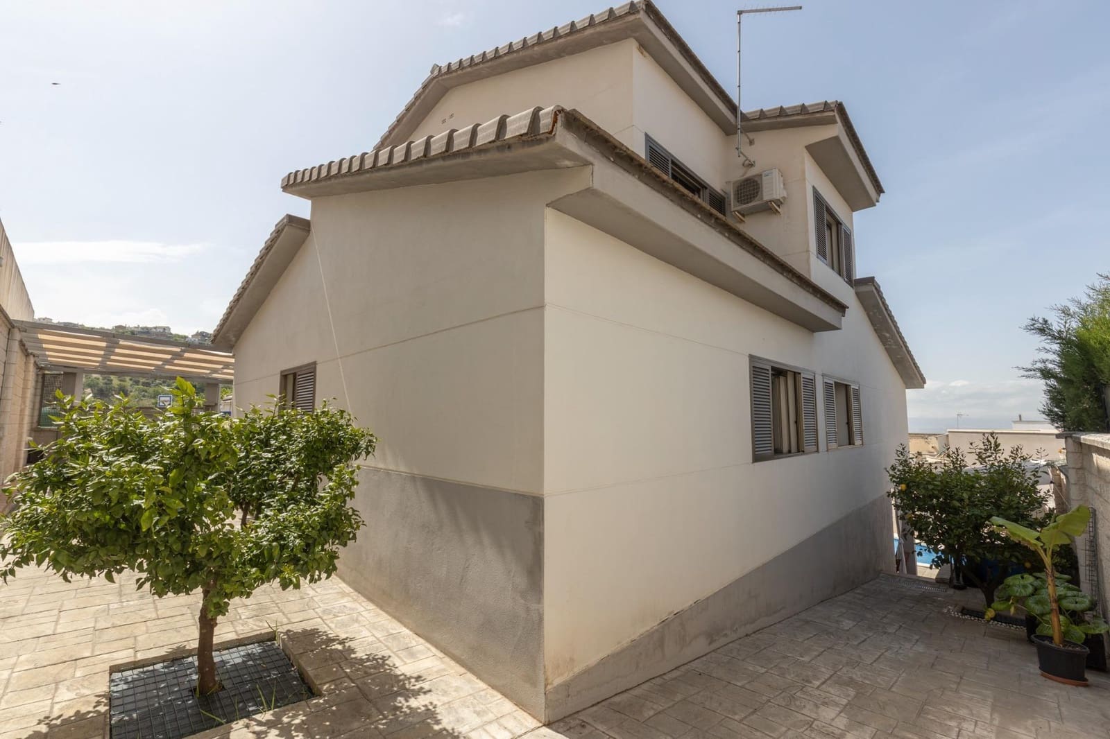 5 bedroom Villa for sale in Alfacar with pool garage - € 455,000 (Ref: 9831216)