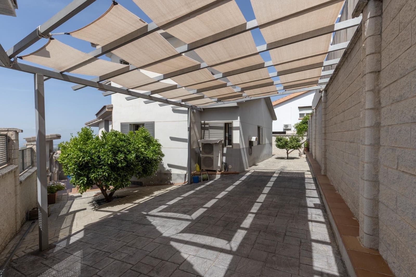 5 bedroom Villa for sale in Alfacar with pool garage - € 455,000 (Ref: 9831216)