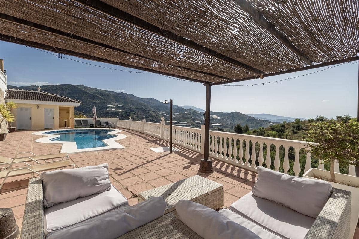 5 bedroom Villa for sale in Itrabo with pool garage - € 689,000 (Ref: 9831217)