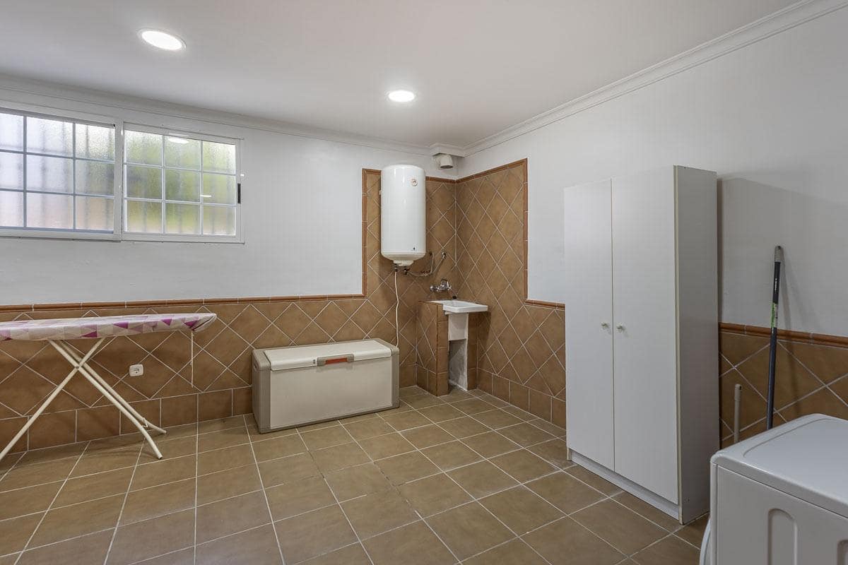 5 bedroom Villa for sale in Itrabo with pool garage - € 689,000 (Ref: 9831217)