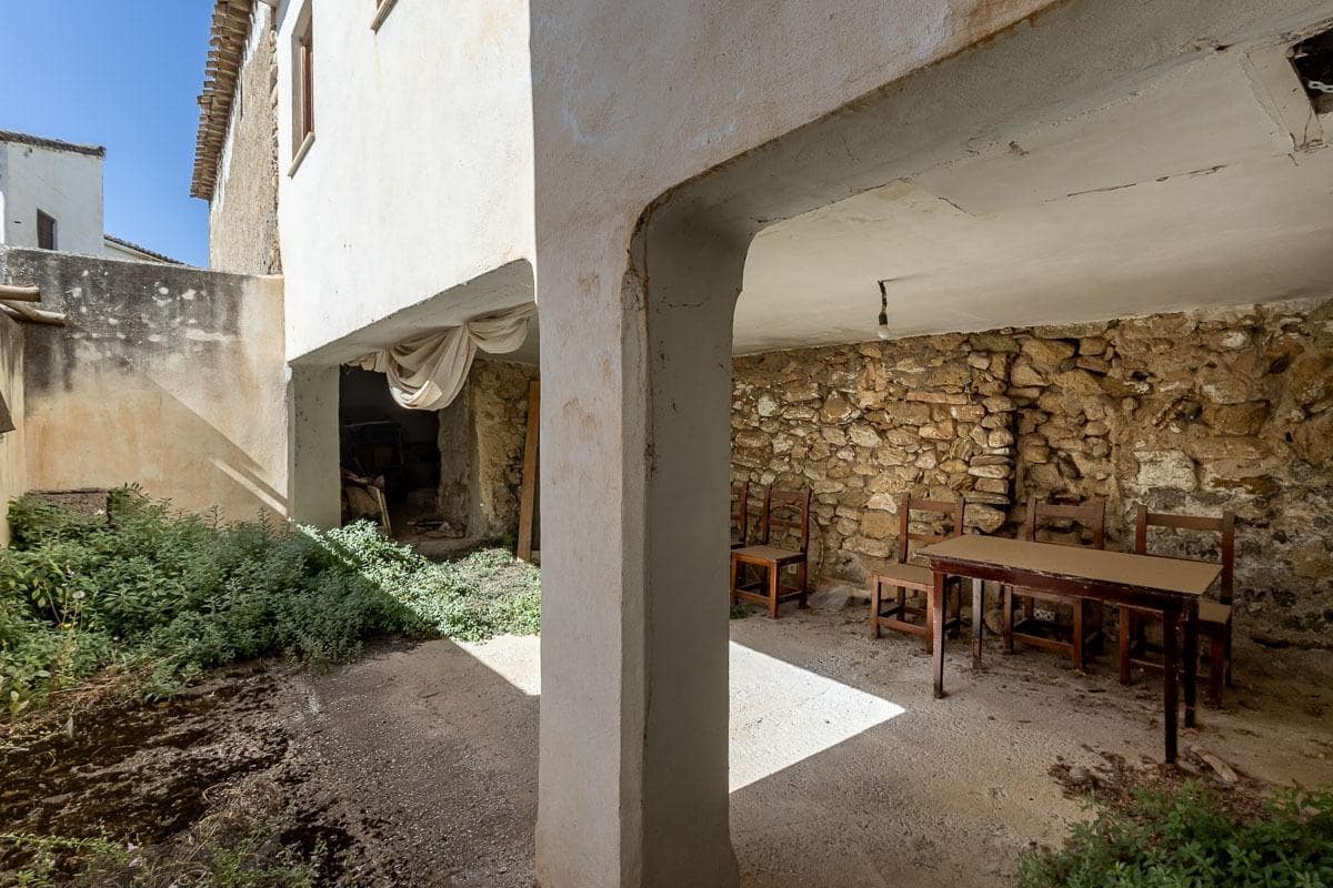 5 bedroom Villa for sale in Alhama de Granada - € 55,000 (Ref: 9866878)