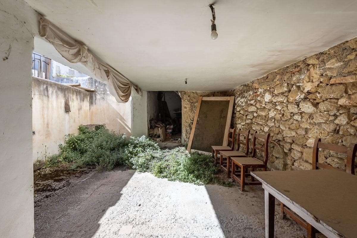 5 bedroom Villa for sale in Alhama de Granada - € 55,000 (Ref: 9866878)