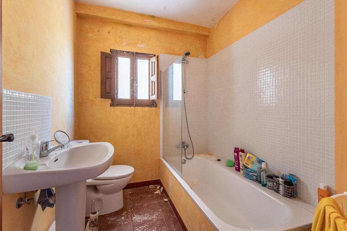 5 bedroom Villa for sale in Alhama de Granada - € 55,000 (Ref: 9866878)