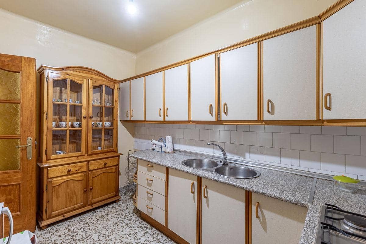 6 makuuhuone Huvila myytävänä paikassa Jayena mukana 
autotalli - 75 000 € (Ref: 9906943)