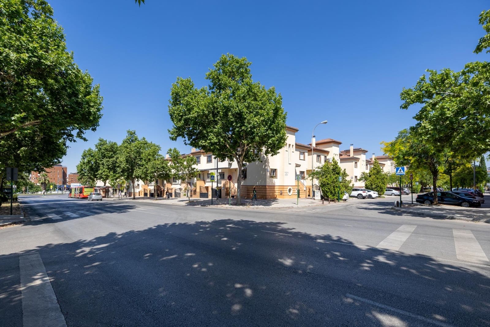 Adosado de 3 habitaciones en Granada ciudad en venta con garaje - 319.000 € (Ref: 9916573)