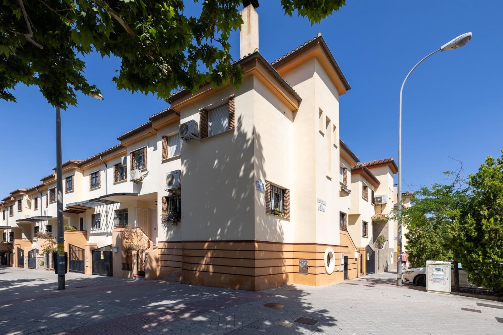 Adosado de 3 habitaciones en Granada ciudad en venta con garaje - 319.000 € (Ref: 9916573)