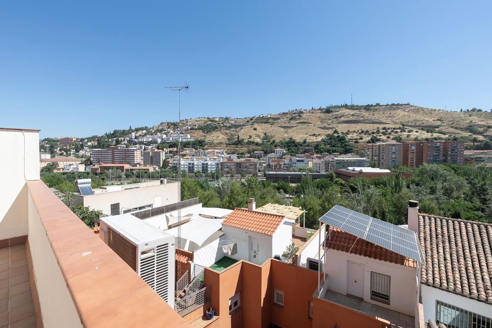 5 soveværelse Rækkehus til salg i Granada by med garage - € 550.000 (Ref: 9916581)