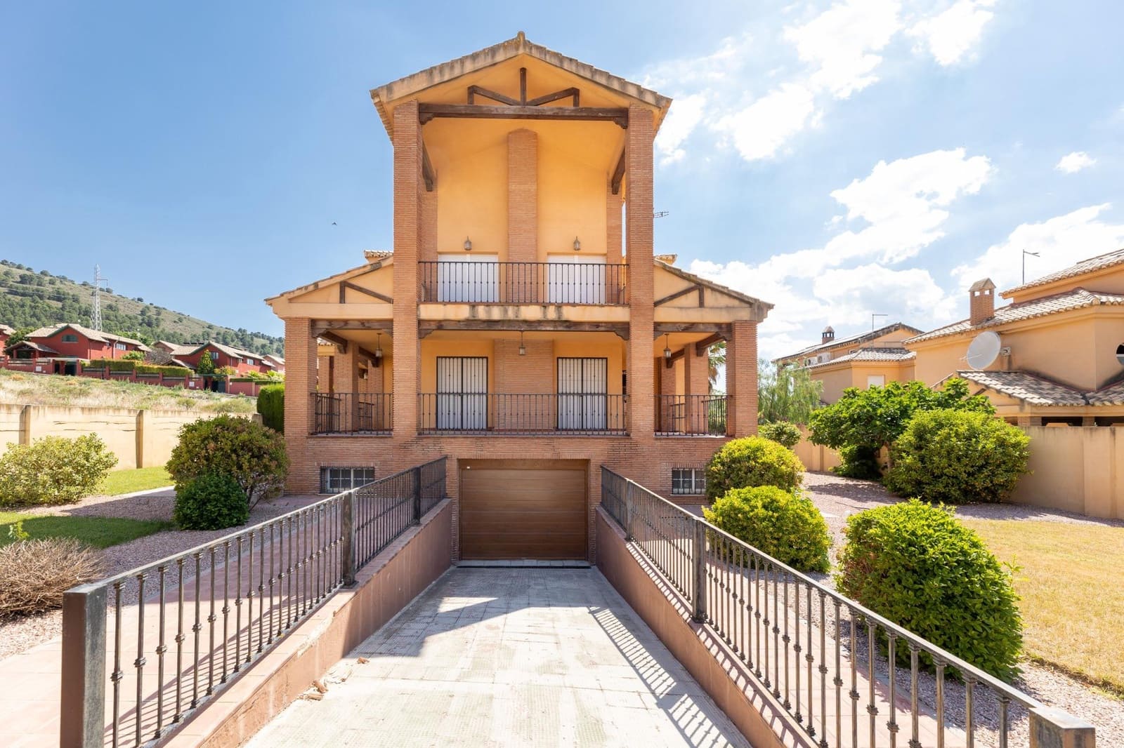 5 bedroom Villa for sale in Dilar with pool garage - € 390,000 (Ref: 9916585)