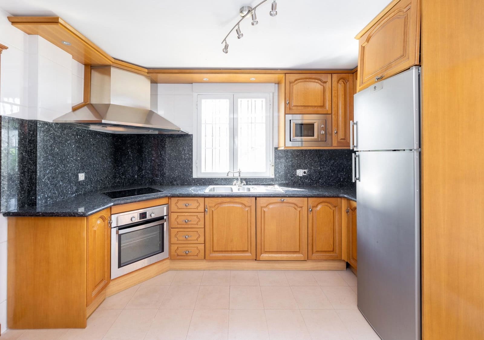 5 sovrum Villa till salu i Dilar med pool garage - 375 000 € (Ref: 9916585)