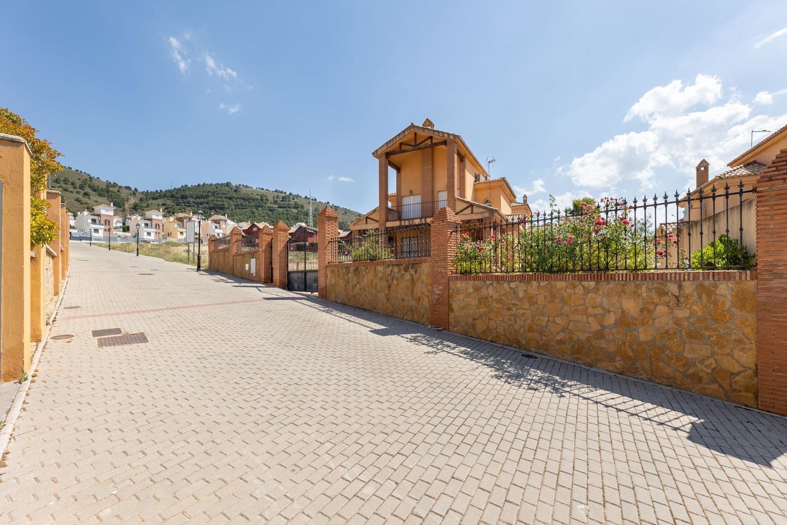 5 sovrum Villa till salu i Dilar med pool garage - 375 000 € (Ref: 9916585)