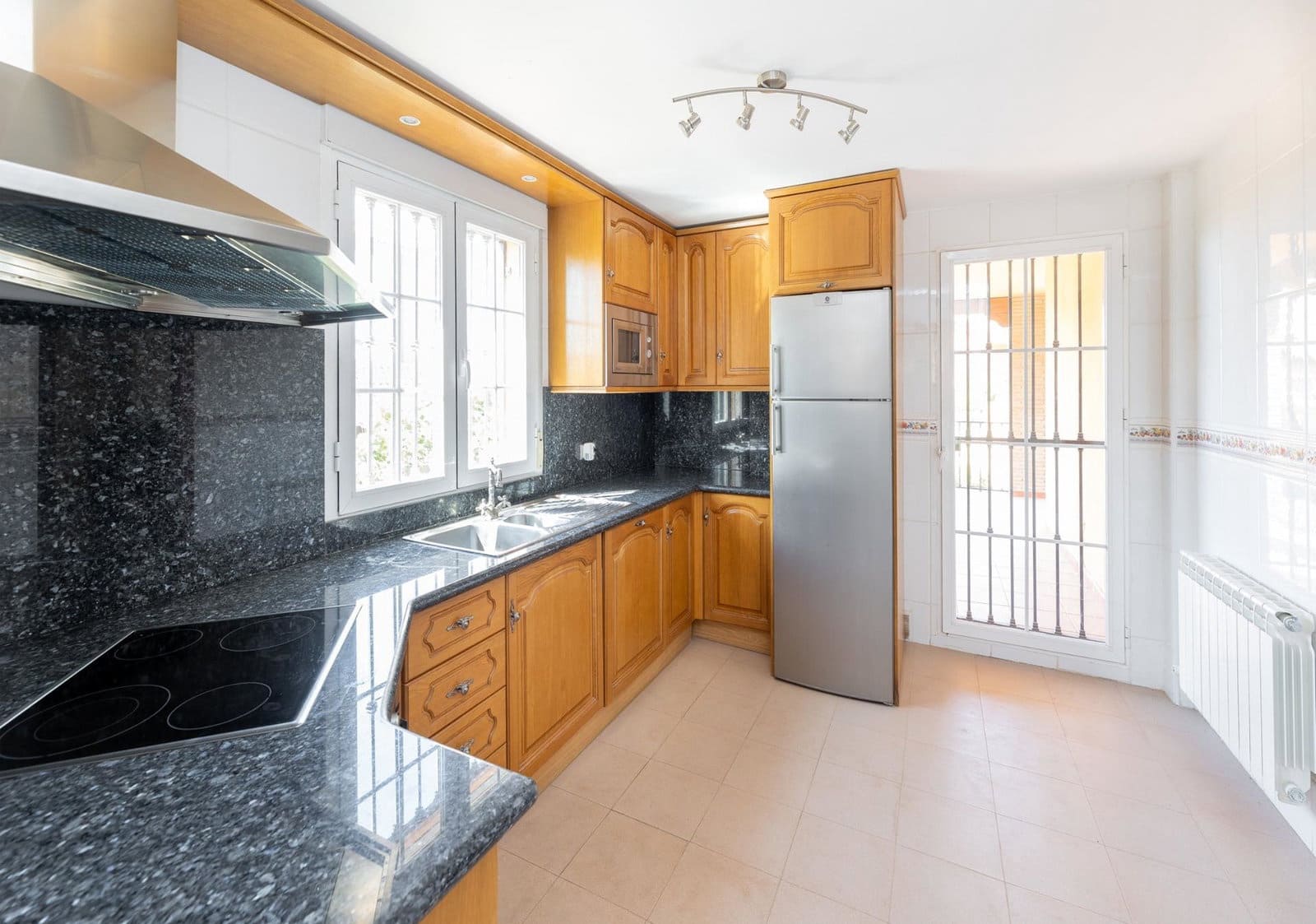 5 sovrum Villa till salu i Dilar med pool garage - 375 000 € (Ref: 9916585)