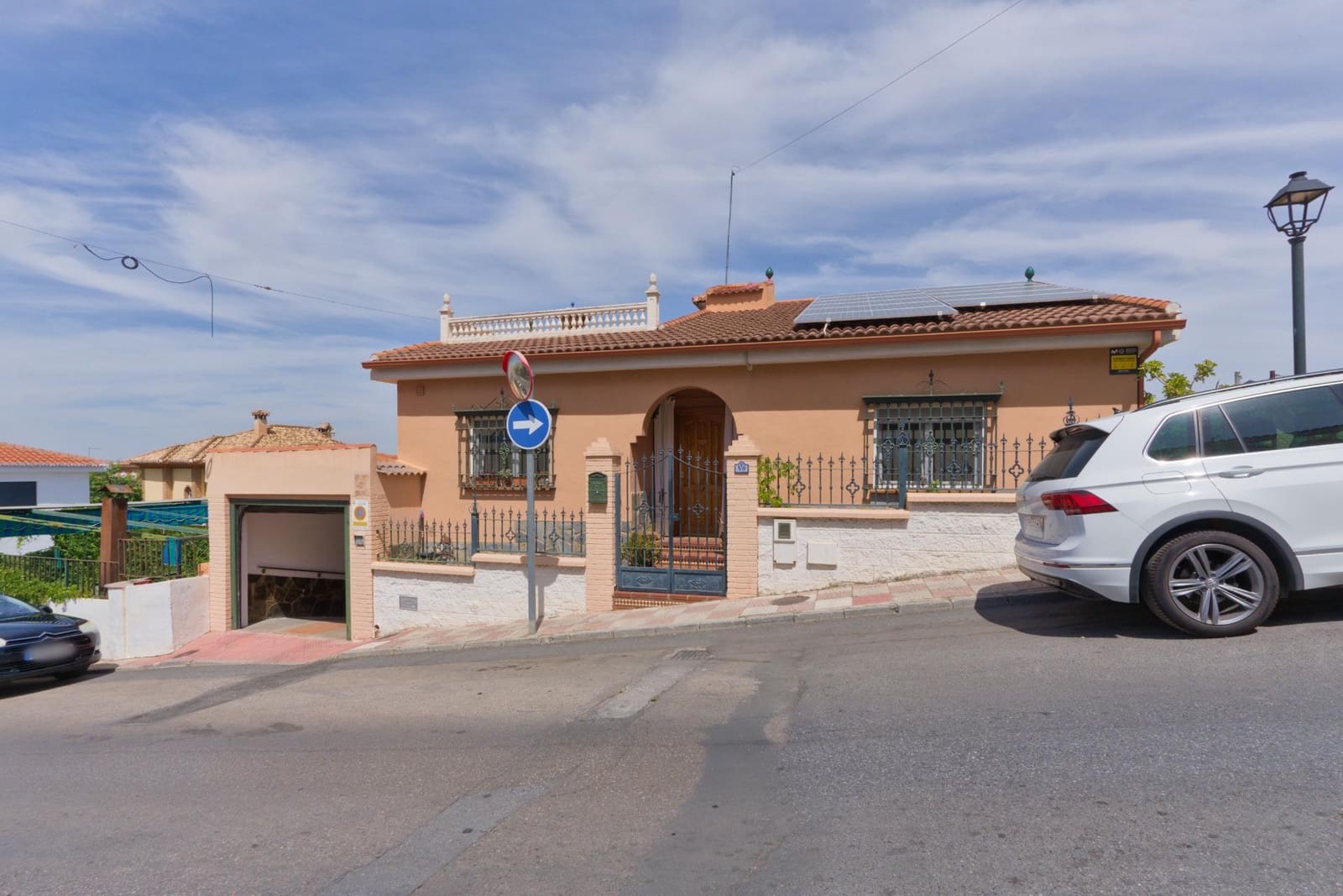 3 bedroom Villa for sale in Cajar with garage - € 359,500 (Ref: 9916596)