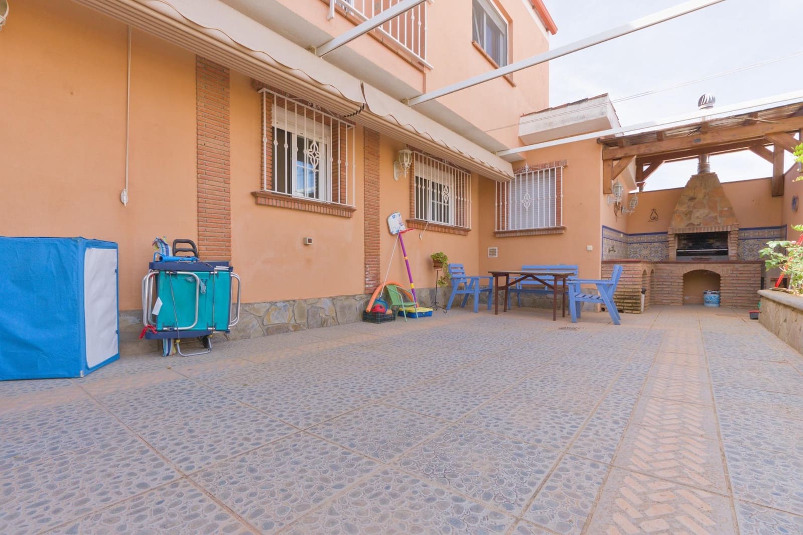 3 bedroom Villa for sale in Cajar with garage - € 359,500 (Ref: 9916596)