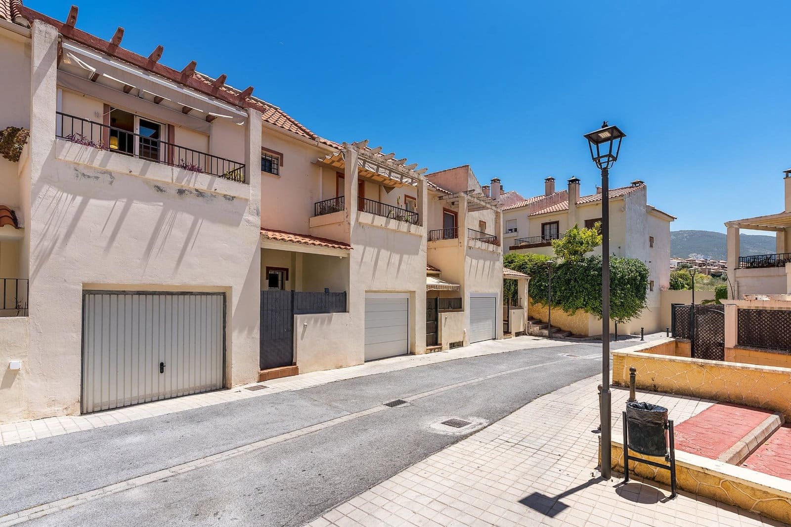 5 soveværelse Rækkehus til salg i Huetor Vega med swimmingpool garage - € 323.000 (Ref: 9916597)