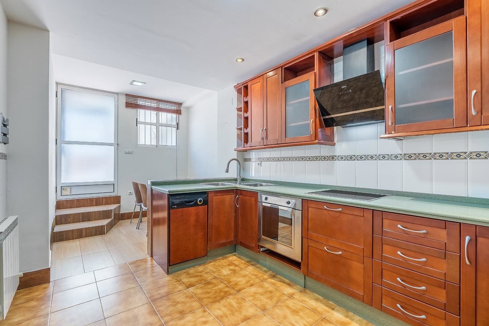 5 soveværelse Rækkehus til salg i Huetor Vega med swimmingpool garage - € 323.000 (Ref: 9916597)
