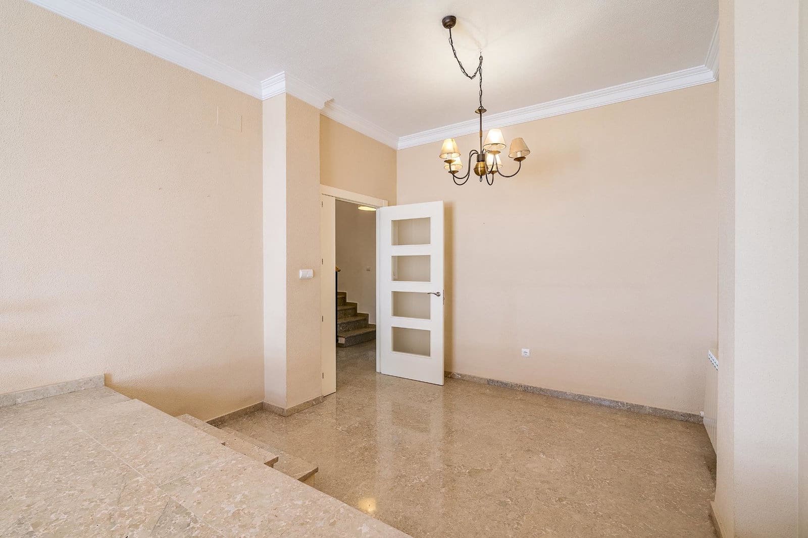 5 soveværelse Rækkehus til salg i Huetor Vega med swimmingpool garage - € 323.000 (Ref: 9916597)