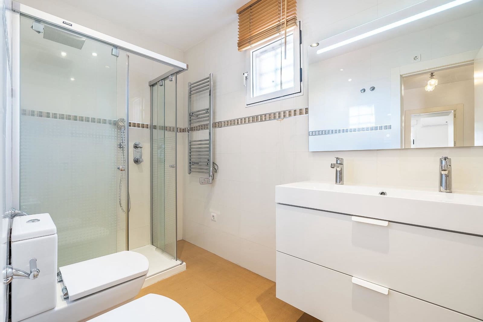 5 soveværelse Rækkehus til salg i Huetor Vega med swimmingpool garage - € 323.000 (Ref: 9916597)