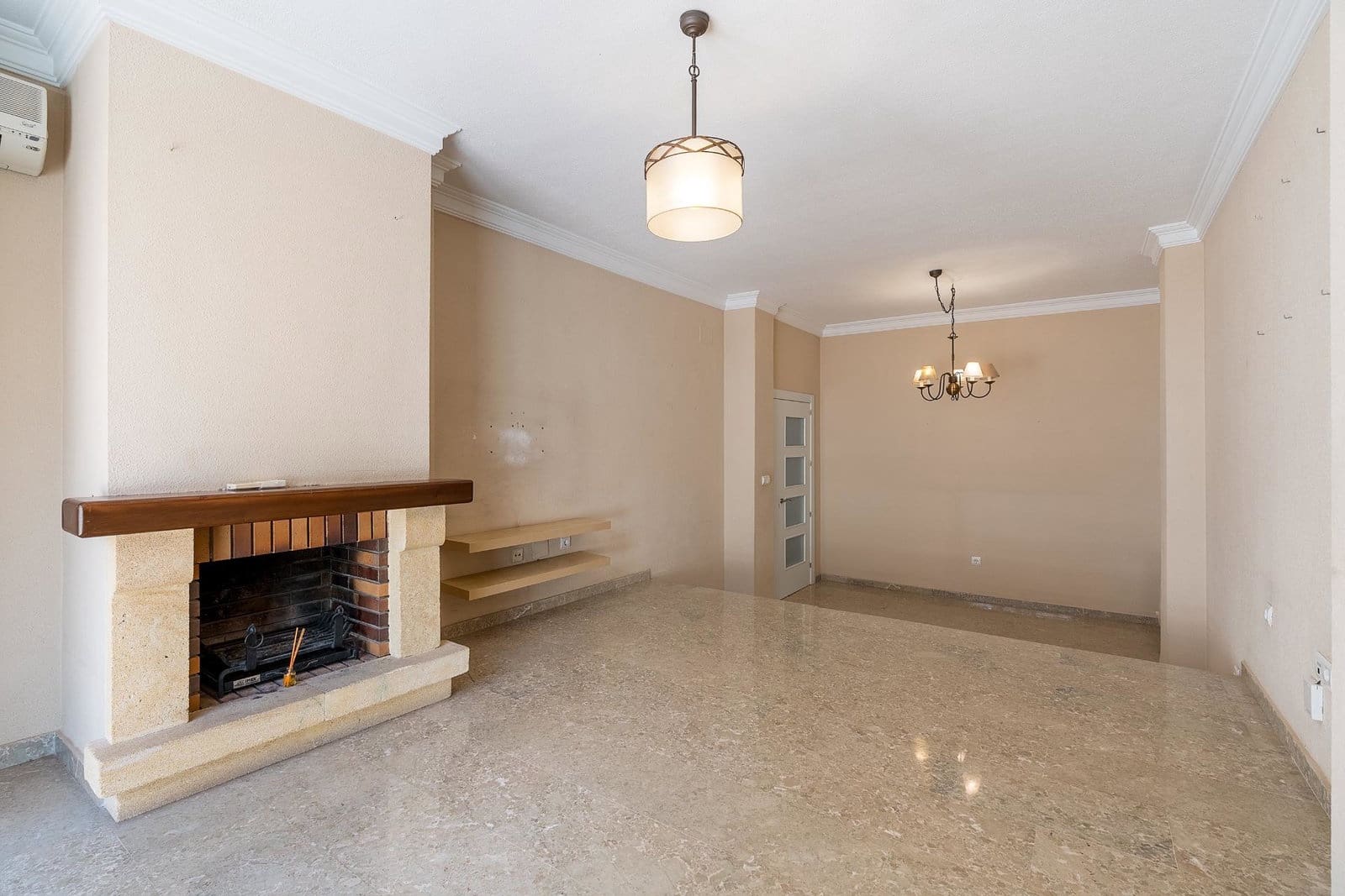5 soveværelse Rækkehus til salg i Huetor Vega med swimmingpool garage - € 323.000 (Ref: 9916597)