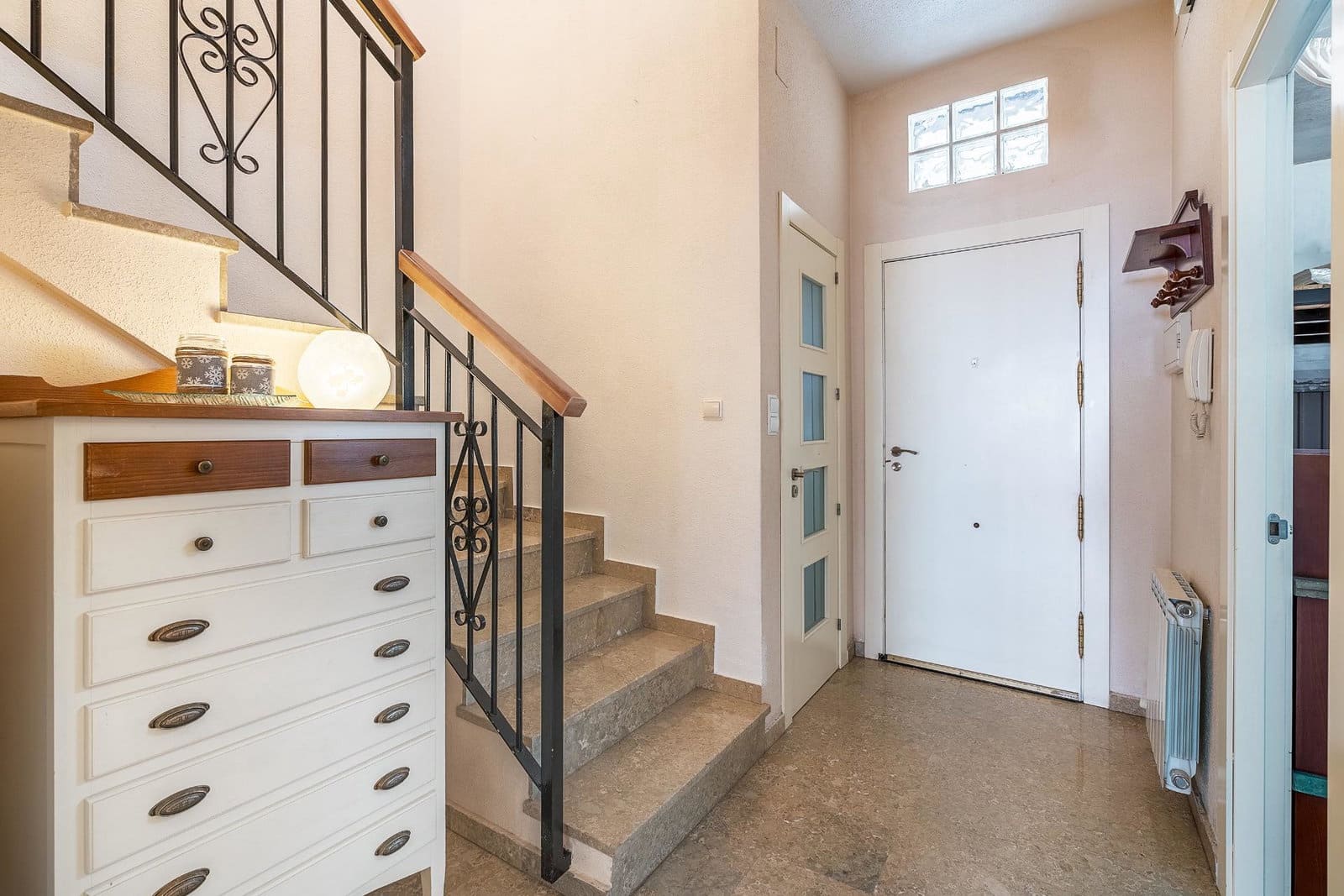 5 soveværelse Rækkehus til salg i Huetor Vega med swimmingpool garage - € 323.000 (Ref: 9916597)
