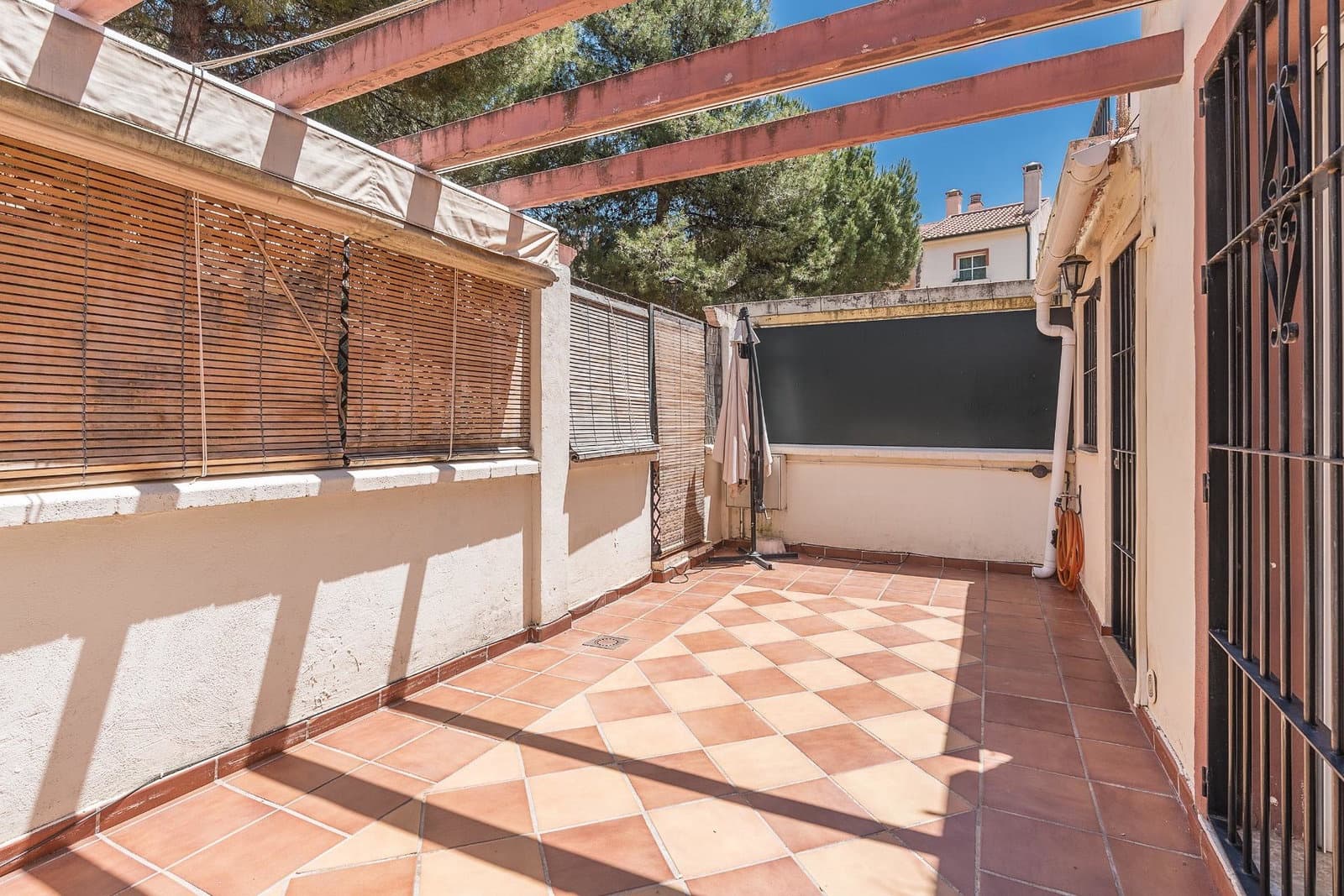 5 soveværelse Rækkehus til salg i Huetor Vega med swimmingpool garage - € 323.000 (Ref: 9916597)