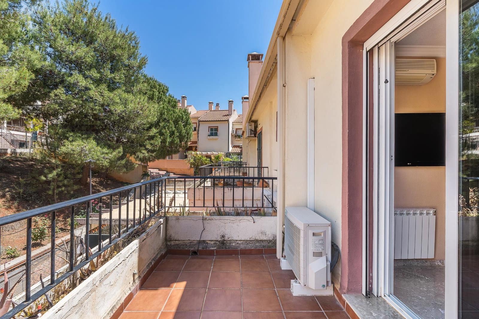 5 soveværelse Rækkehus til salg i Huetor Vega med swimmingpool garage - € 323.000 (Ref: 9916597)