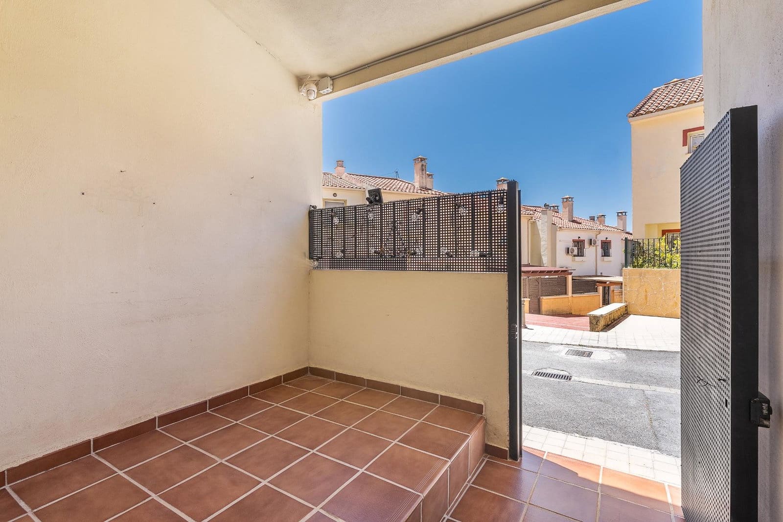 5 soveværelse Rækkehus til salg i Huetor Vega med swimmingpool garage - € 323.000 (Ref: 9916597)