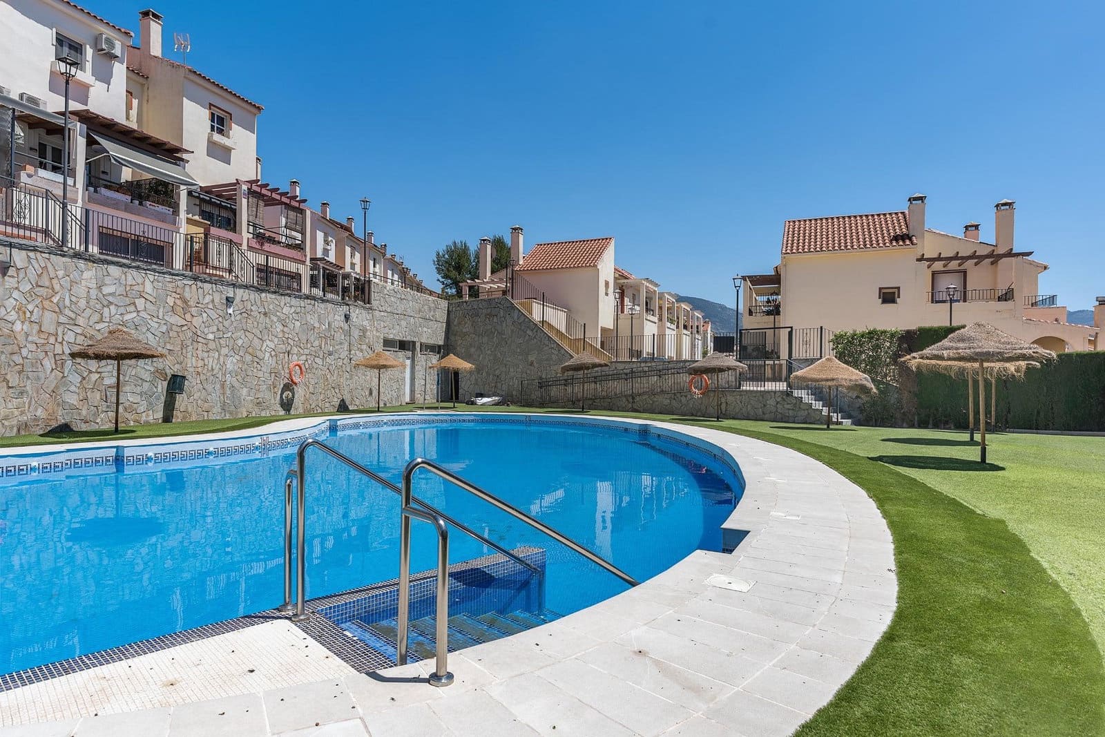 5 soveværelse Rækkehus til salg i Huetor Vega med swimmingpool garage - € 323.000 (Ref: 9916597)