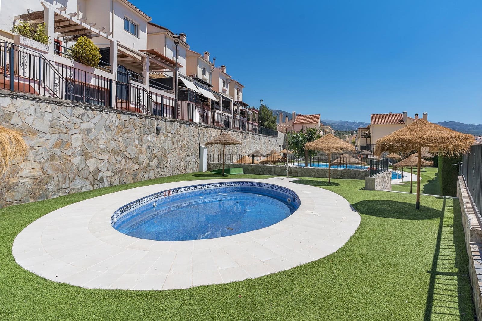 5 soveværelse Rækkehus til salg i Huetor Vega med swimmingpool garage - € 323.000 (Ref: 9916597)