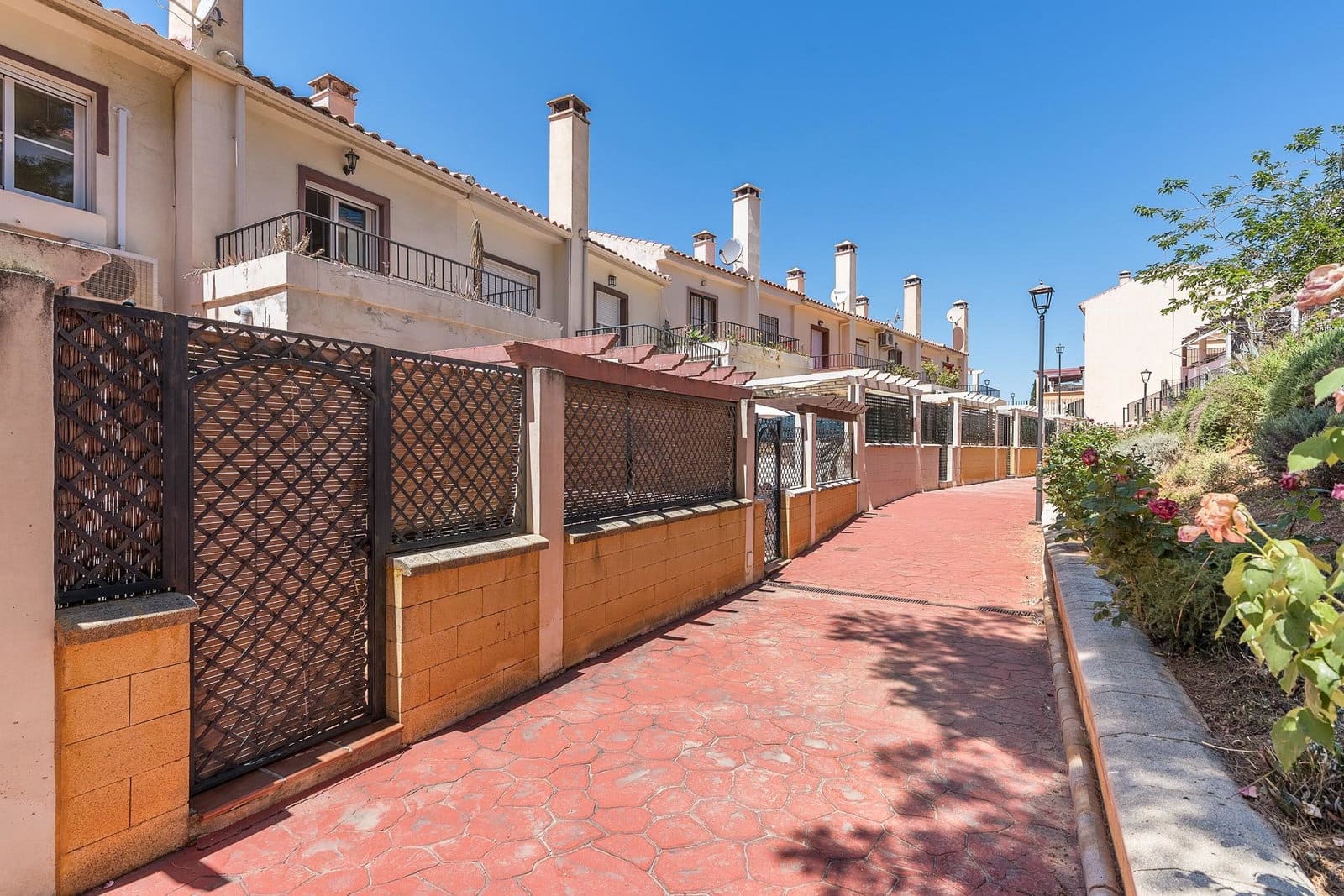 5 soveværelse Rækkehus til salg i Huetor Vega med swimmingpool garage - € 323.000 (Ref: 9916597)