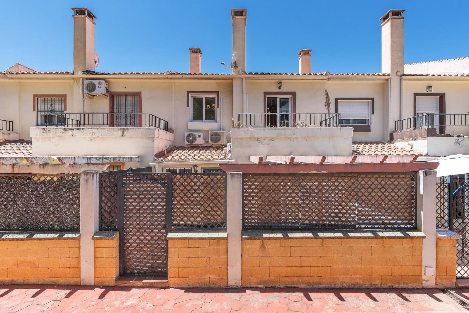 5 soveværelse Rækkehus til salg i Huetor Vega med swimmingpool garage - € 323.000 (Ref: 9916597)