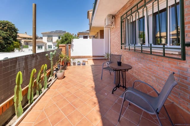 4 chambre Villa/Maison Mitoyenne à vendre à La Zubia avec piscine garage - 255 000 € (Ref: 9916605)