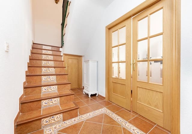 4 chambre Villa/Maison Mitoyenne à vendre à La Zubia avec piscine garage - 255 000 € (Ref: 9916605)