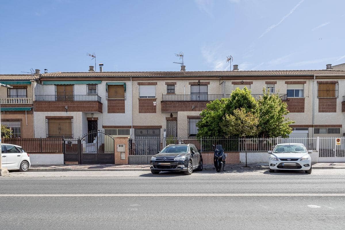 4 slaapkamer Rijtjeshuis te koop in Pinos Puente met garage - € 159.900 (Ref: 9916619)