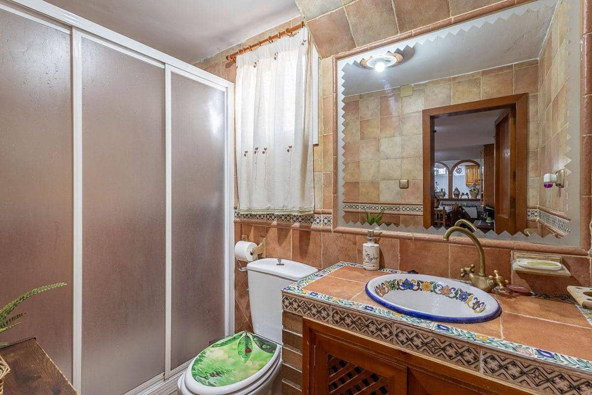 4 slaapkamer Rijtjeshuis te koop in Pinos Puente met garage - € 159.900 (Ref: 9916619)