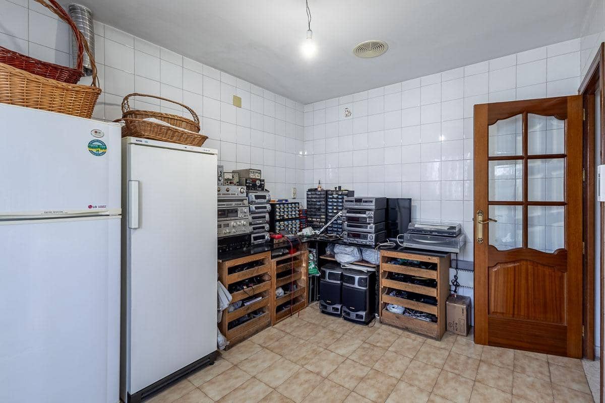 4 slaapkamer Rijtjeshuis te koop in Pinos Puente met garage - € 159.900 (Ref: 9916619)