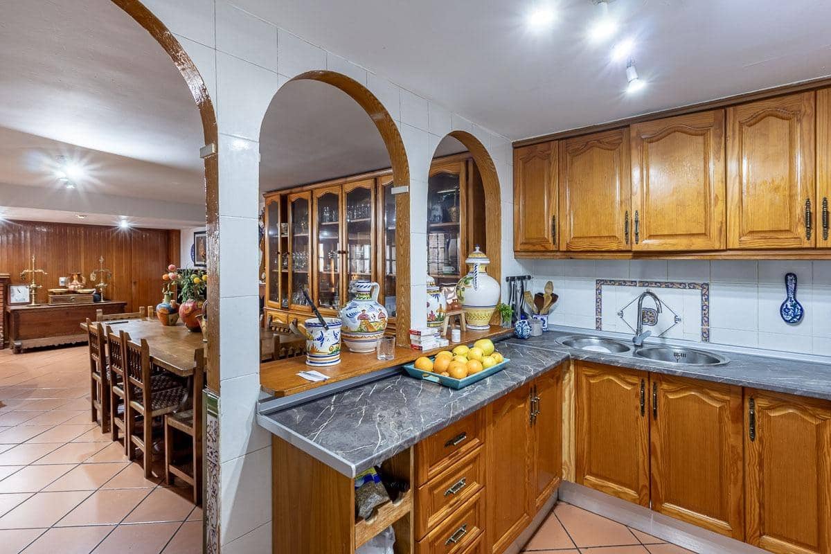 4 slaapkamer Rijtjeshuis te koop in Pinos Puente met garage - € 159.900 (Ref: 9916619)
