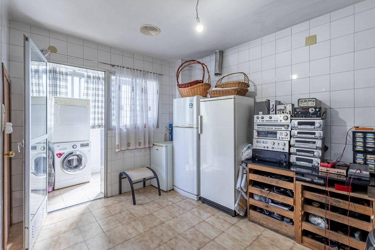 4 slaapkamer Rijtjeshuis te koop in Pinos Puente met garage - € 159.900 (Ref: 9916619)