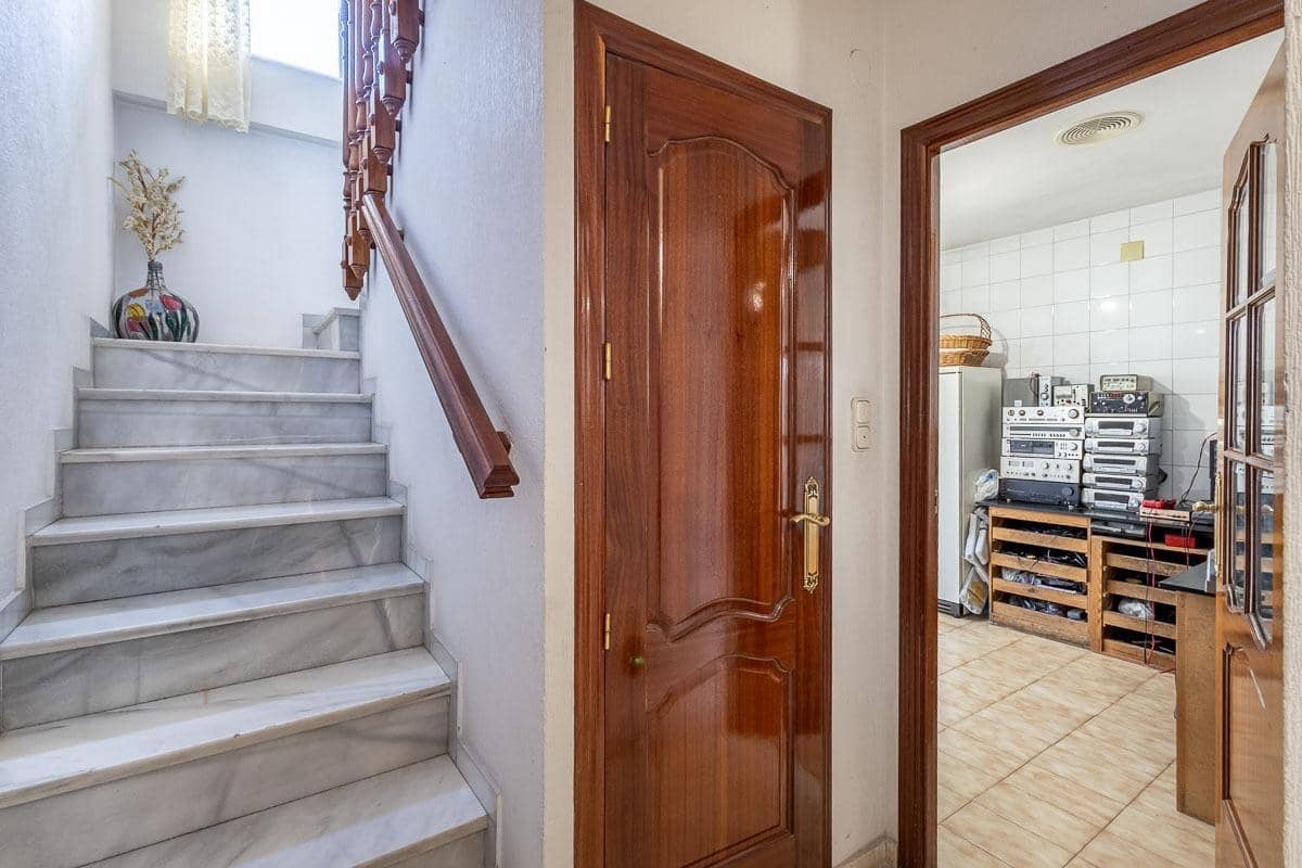 4 slaapkamer Rijtjeshuis te koop in Pinos Puente met garage - € 159.900 (Ref: 9916619)