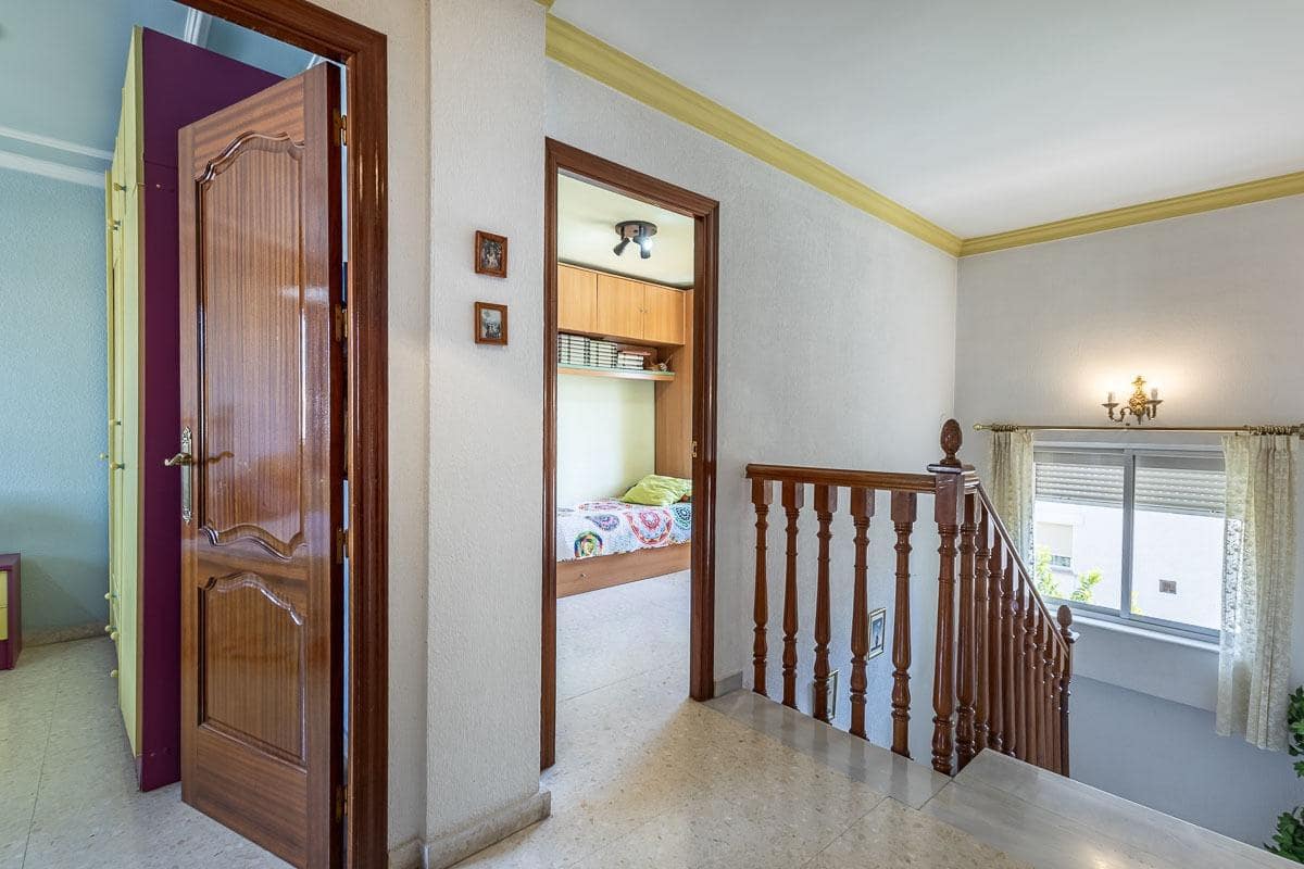 4 slaapkamer Rijtjeshuis te koop in Pinos Puente met garage - € 159.900 (Ref: 9916619)