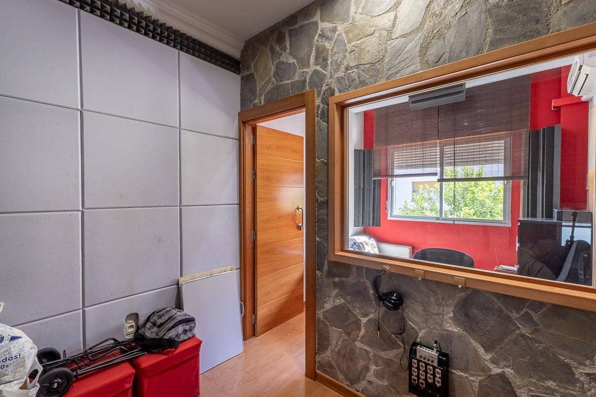 4 slaapkamer Rijtjeshuis te koop in Pinos Puente met garage - € 159.900 (Ref: 9916619)