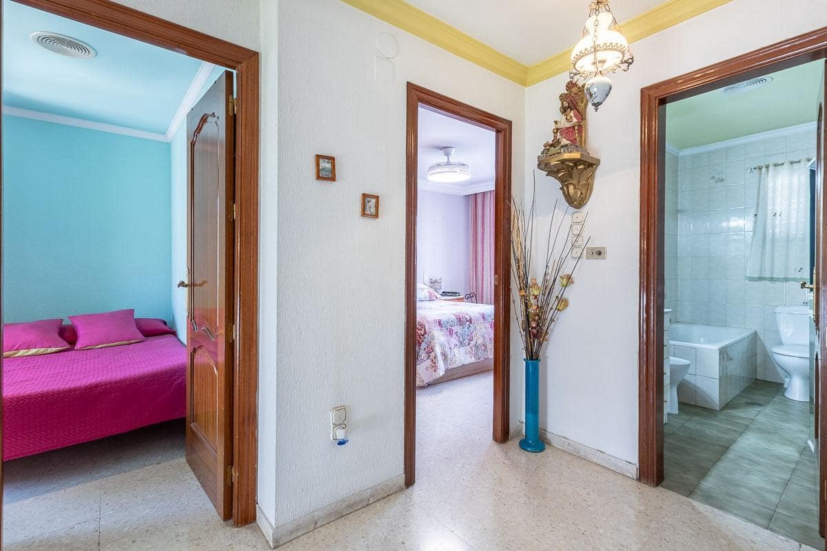 4 slaapkamer Rijtjeshuis te koop in Pinos Puente met garage - € 159.900 (Ref: 9916619)