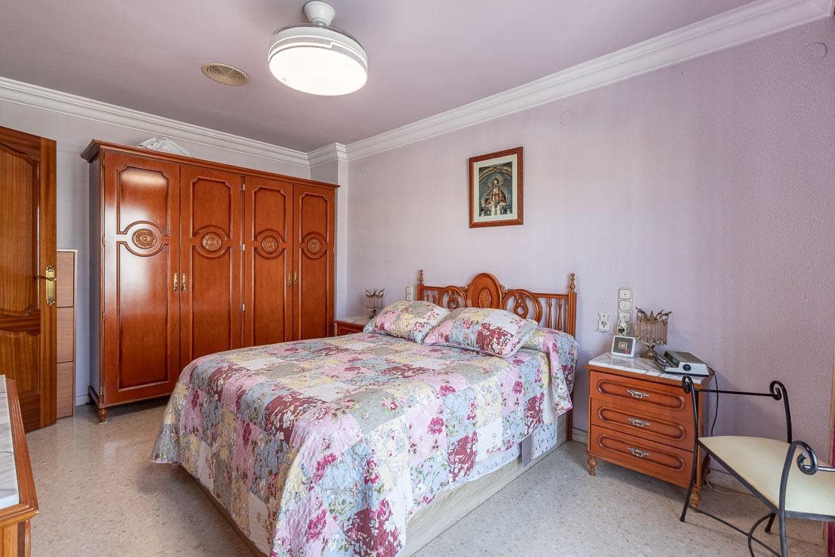 4 slaapkamer Rijtjeshuis te koop in Pinos Puente met garage - € 159.900 (Ref: 9916619)